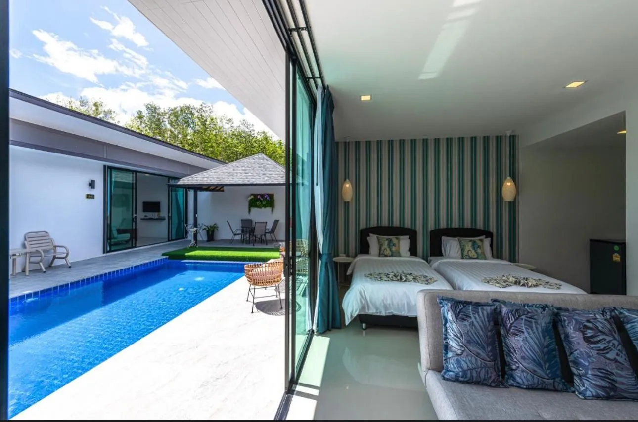 Standard twin room with pool and gazebo view